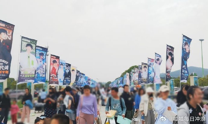 今天太湖音乐节的排面全是周深和罗云熙，这人气🔥 ​​​