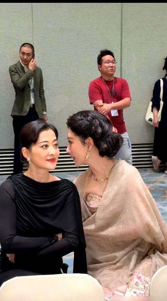 白玉兰晚宴合影，穿繁琐礼服的杨紫硬生生被挤到边缘，进退两难。
　　一只手猛地伸过