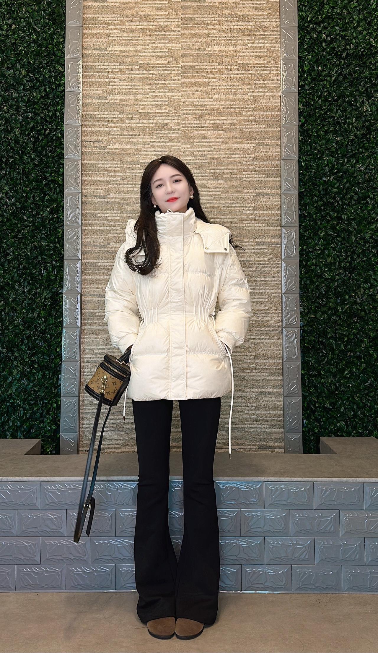 接受脸上的皱纹，更爱眼里的通透，岁月给我的印记，每道都藏着故事。羽绒外套过年穿搭