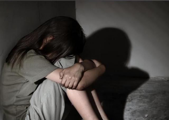 广西，一男子看上了邻居家的女孩，经常喊这个16岁的女孩来家里玩，期间，男子多次跟