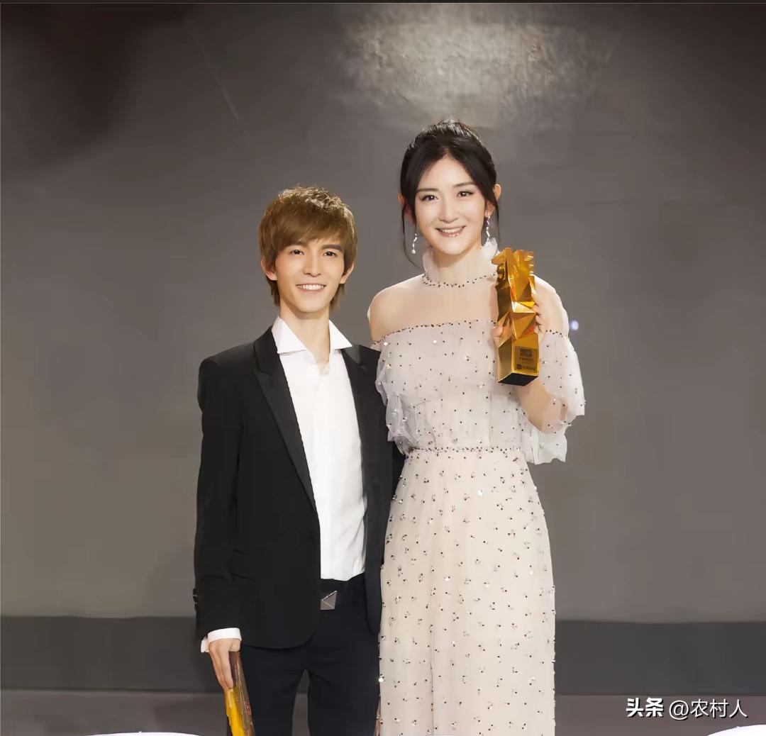 郭敬明和谢娜站在一块，好像母子一样。1米55的郭敬明比谢娜矮10cm，我感觉郭敬