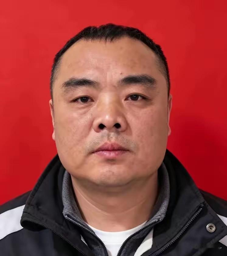 一个外卖骑手，两闯着火的汽车救人，差点把自己命搭上。
 
邓亚群，湖南邵东外卖骑