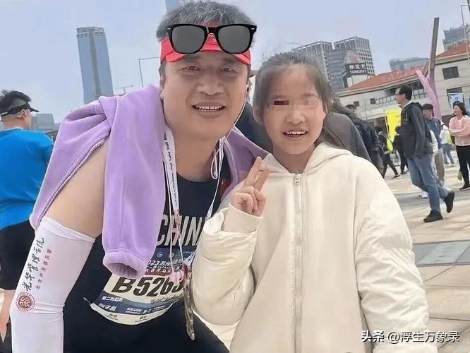 全网最戳心的一条留言，看完瞬间红了眼眶。
 
主持人沈南发文缅怀后，张雪峰女儿的