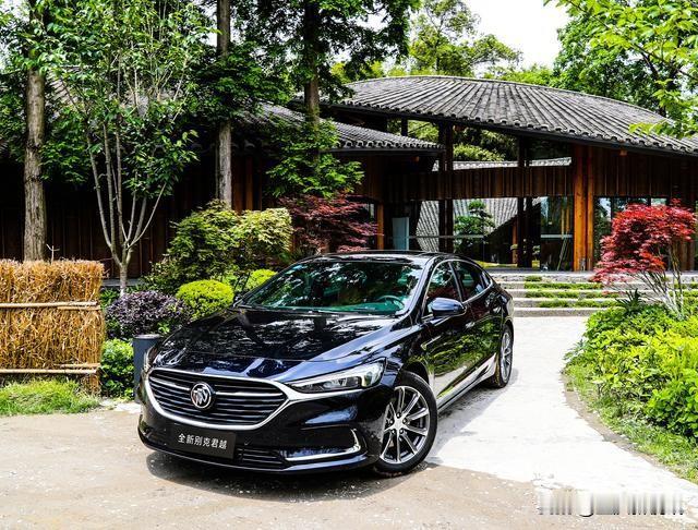 我发现，现在聊电车油车，很多人账算歪了。

总有人说，买电车的都是家里有油车保底