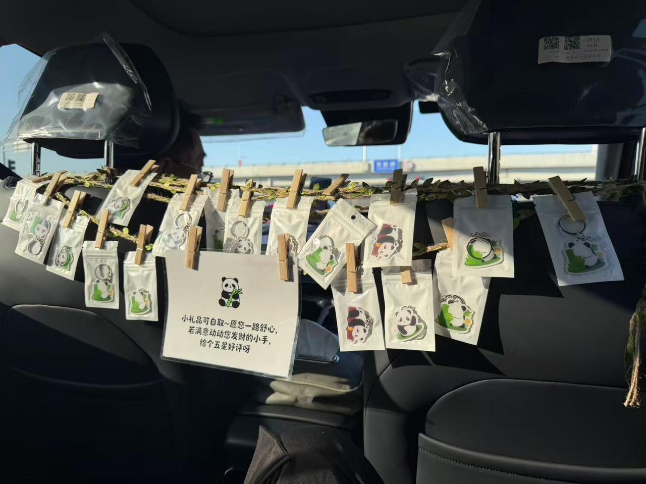 今天乘车的暖心一幕，太有爱了[送心][送心]