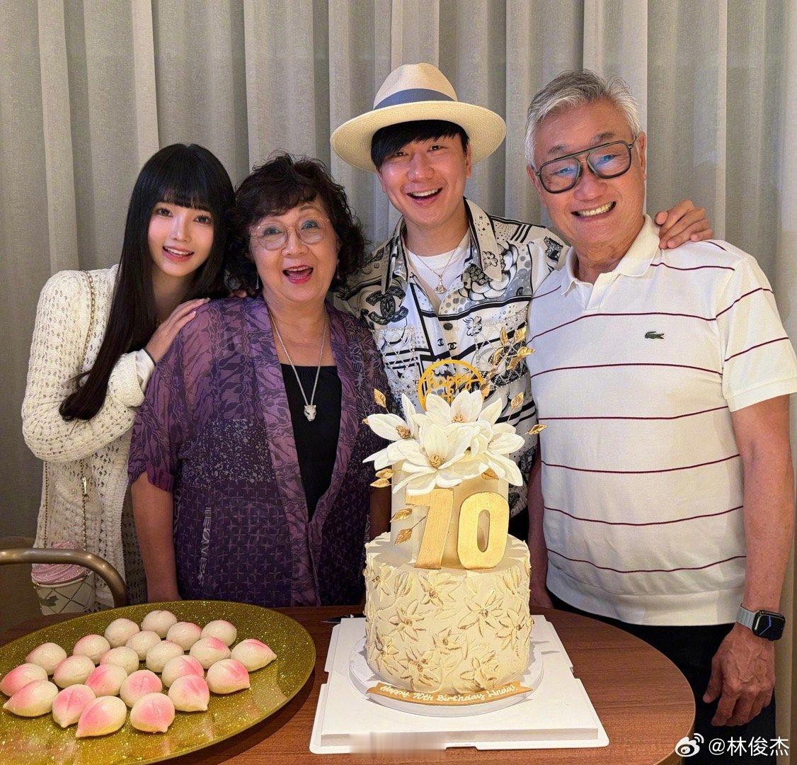 林俊杰官宣恋情 林俊杰晒出和女友陪妈妈庆70大寿的合照，官宣恋情，配文祝妈妈生日