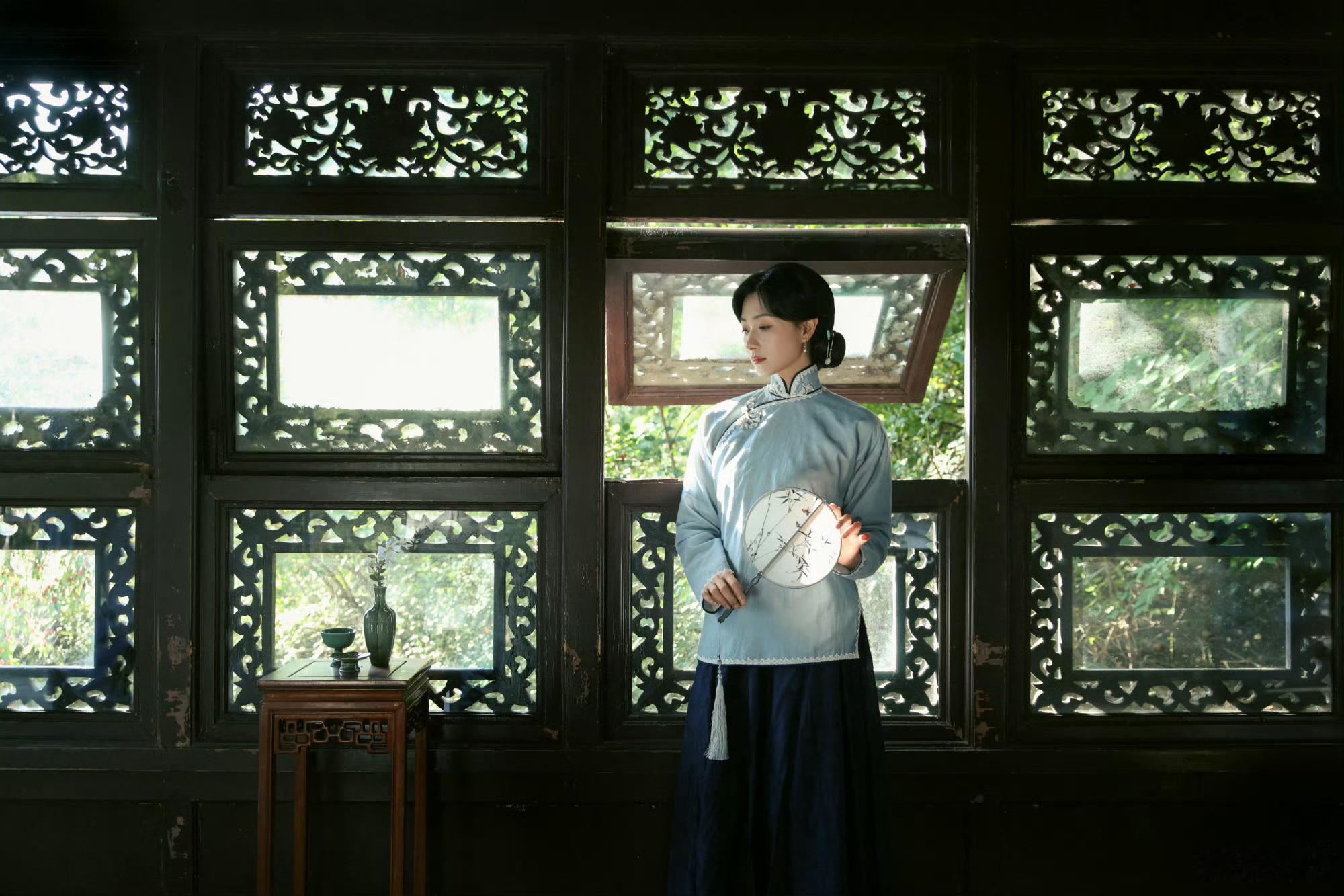 万茜唐宫仕女图万茜现场创作唐宫仕女图，一笔一画尽显浓郁国风韵味，直接戳中审美！华