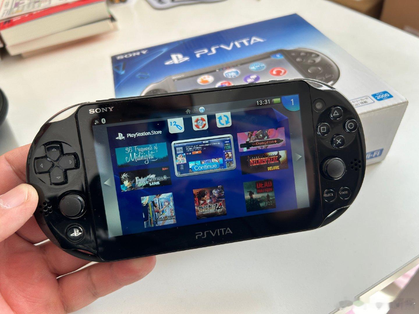 最近比较着迷游戏机，这两天又买了个 PS Vita。非常幸运买到一部电池仅三次循