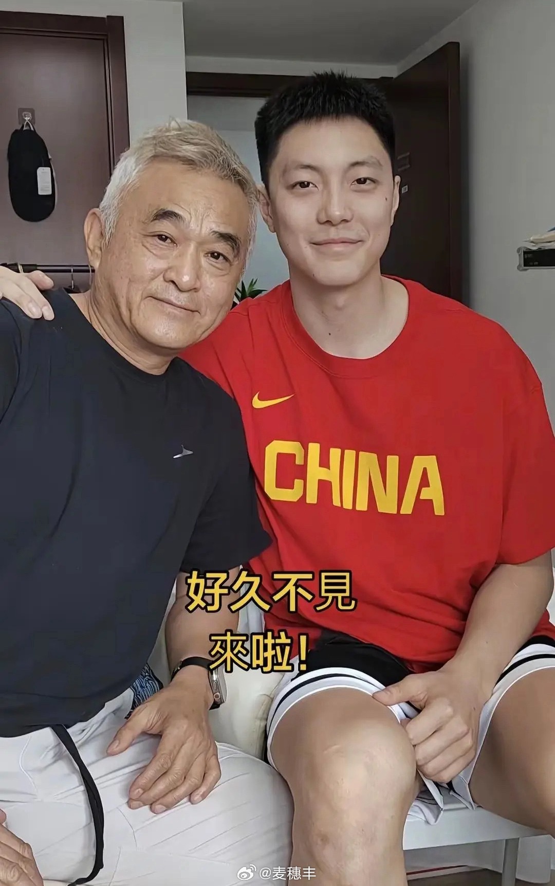 中国男篮康复师叶恩更新个人社媒账号，晒出跟胡明轩的合照。中国男篮胡明轩