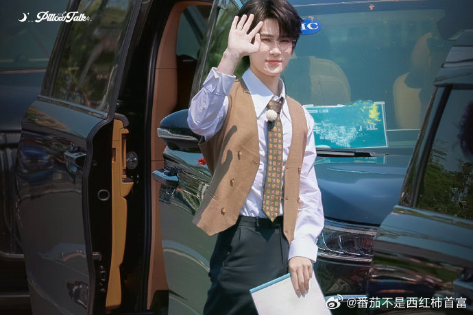 张真源奔跑吧14录制张真源机长造型返场民国少爷，机场制服好好好奔跑吧，你是懂我们