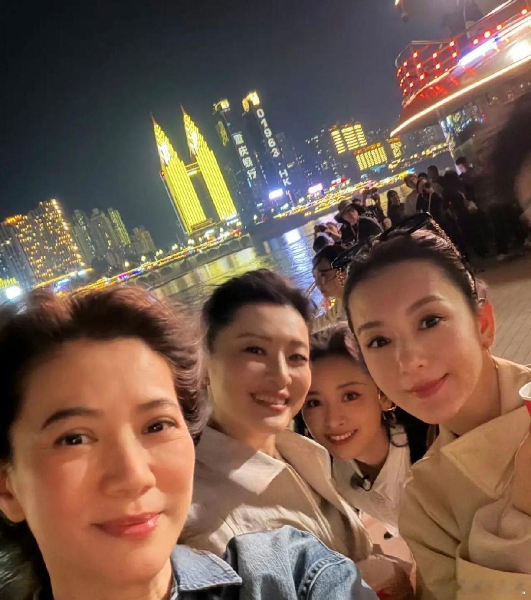 于一档综艺节目之录制现场, 主持人忽地抛出一犀利问题, 直直指向张智霖, 问: 