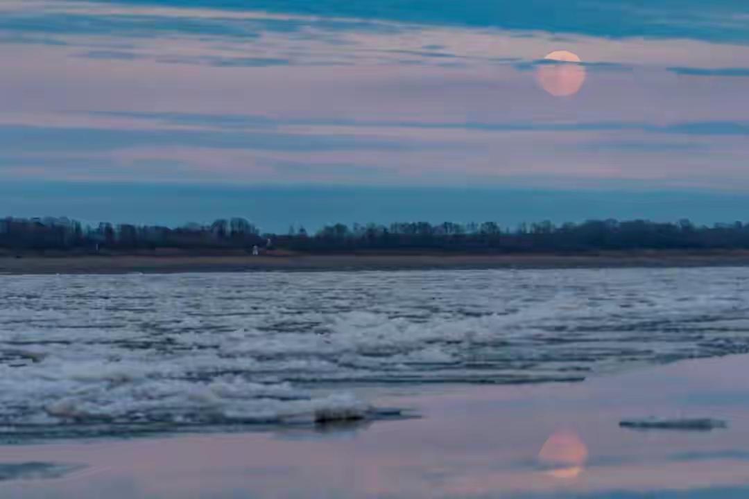 上联：云淡风轻一江水，下联：天高水长两岸情友友请邀下联