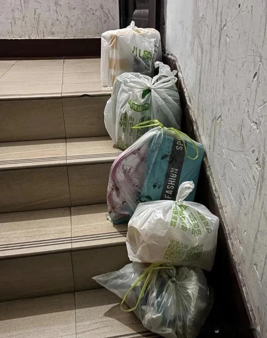 遇到这样的邻居，也让你气得直跺脚，毫无办法。住在没有电梯的6层楼居民区，每天上下