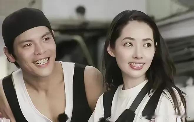 #秋日生活记录#
向佐是打算另辟蹊径？
好像不适合哟！
以前跟郭碧婷一起那时明明