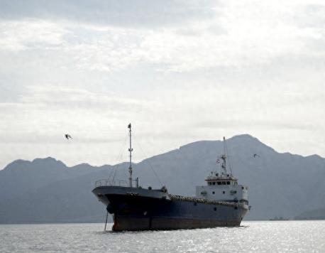 短短一天时间，霍尔木兹海峡直接玩起“变脸”，伊朗刚把航道打开，转头就焊死，特朗普