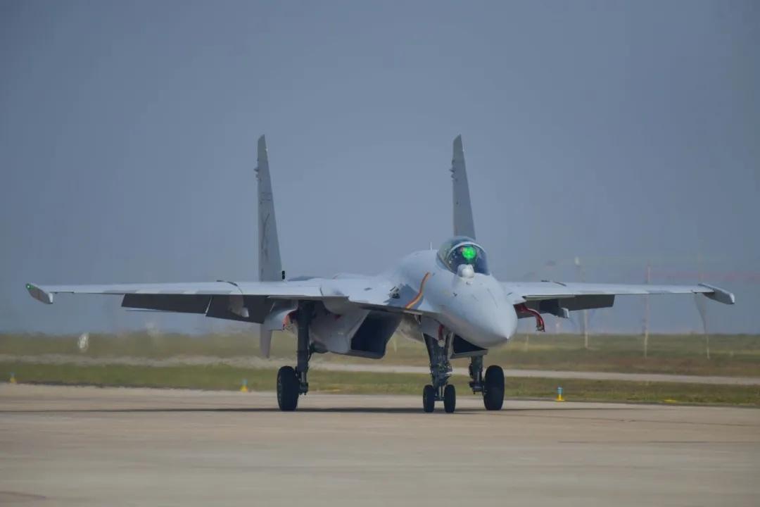 南海舰队也开始新年开训首飞了。出来露脸的是歼-15T，一看就是新飞机，崭新崭新的