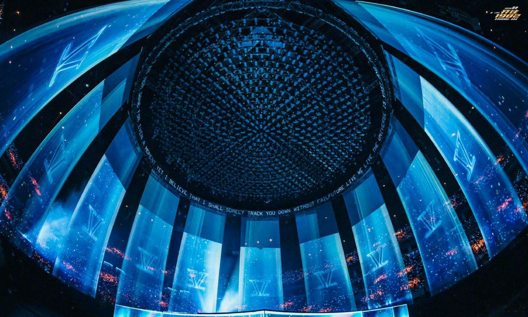 张杰演唱会疑是银河落九天张杰的顶尖舞美团队真的太酷了，感受到了疑是银河落九天的科