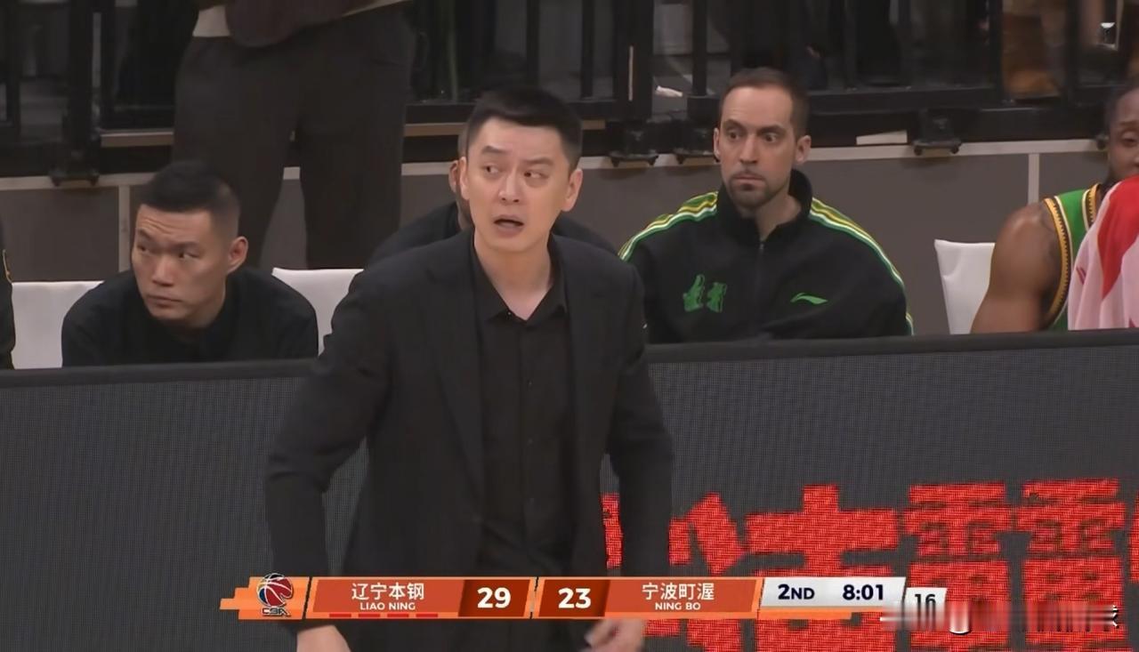 辽宁本钢主帅杨鸣真是一个暴脾气！在今天辽宁本钢主场迎战宁波町渥的比赛中，当时比赛