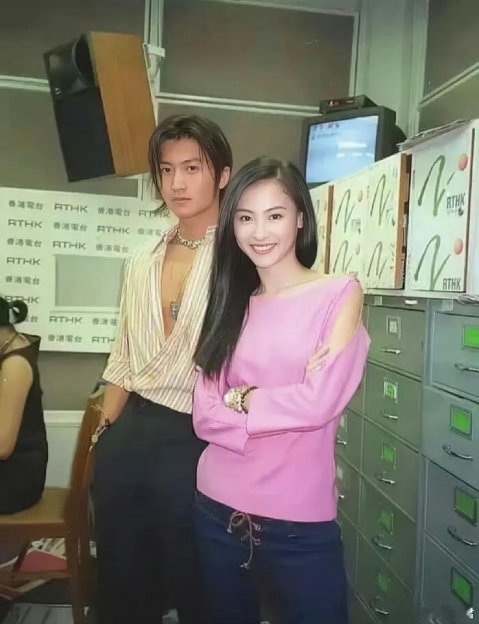 谢霆锋张柏芝疑似一起吃饭吃饭就吃饭嘛有啥好疑似的毕竟那么多年了