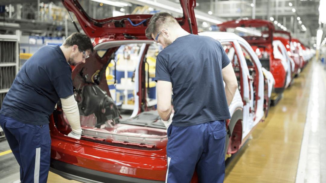 从追赶者到领跑者！中国汽车逆袭欧洲，背后是全产业链硬实力。

全球汽车行业迎来历