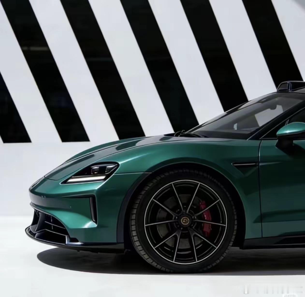 尚界Z7的颜值很高，在我看来，至少有三四层楼那么高！（图源网络，侵删） 