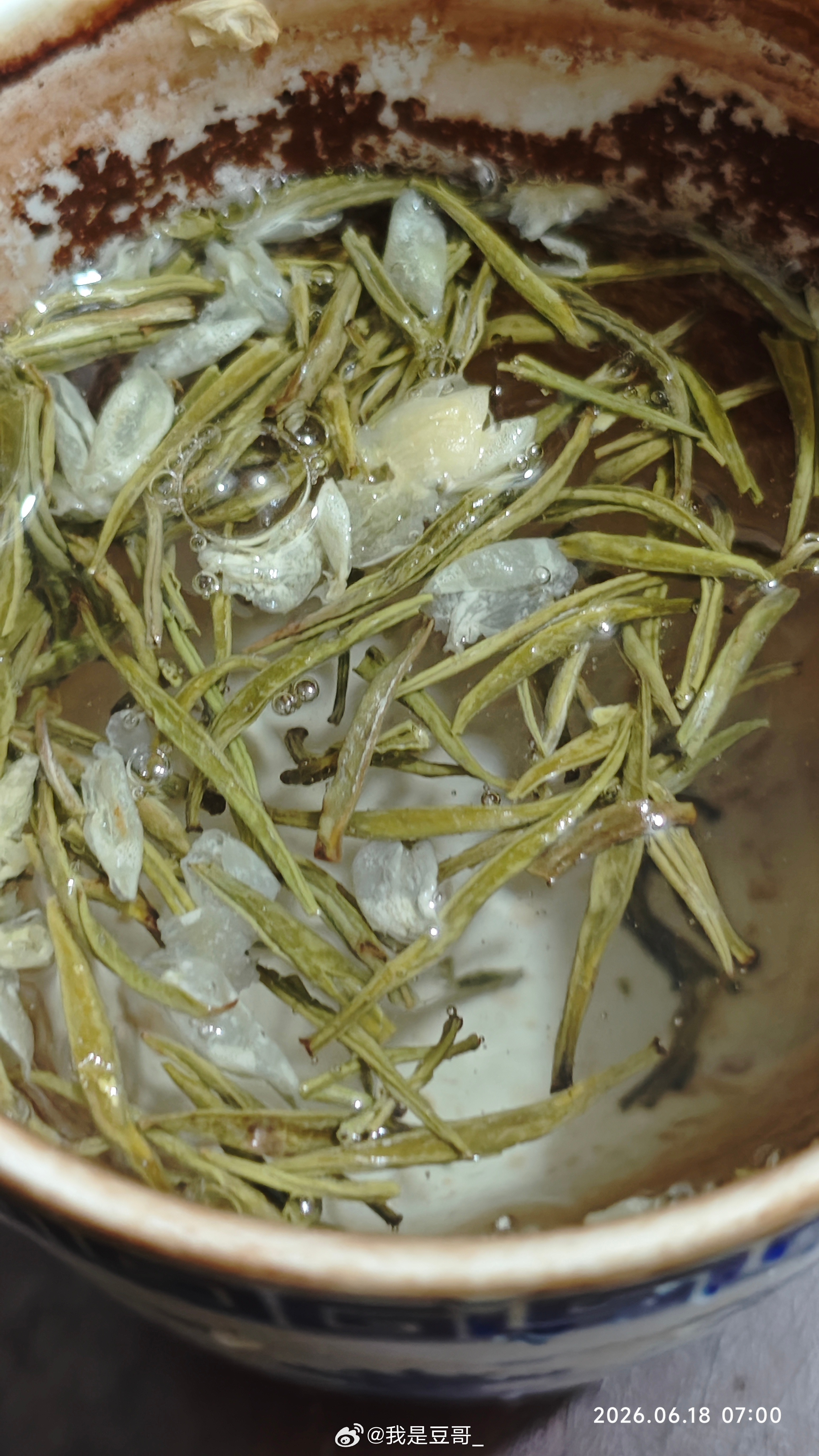 雅安 晨启一盏茉莉针，藏着成都人的温柔早味天刚蒙亮，晨光漫过窗沿，瓷碗里泡开一芽
