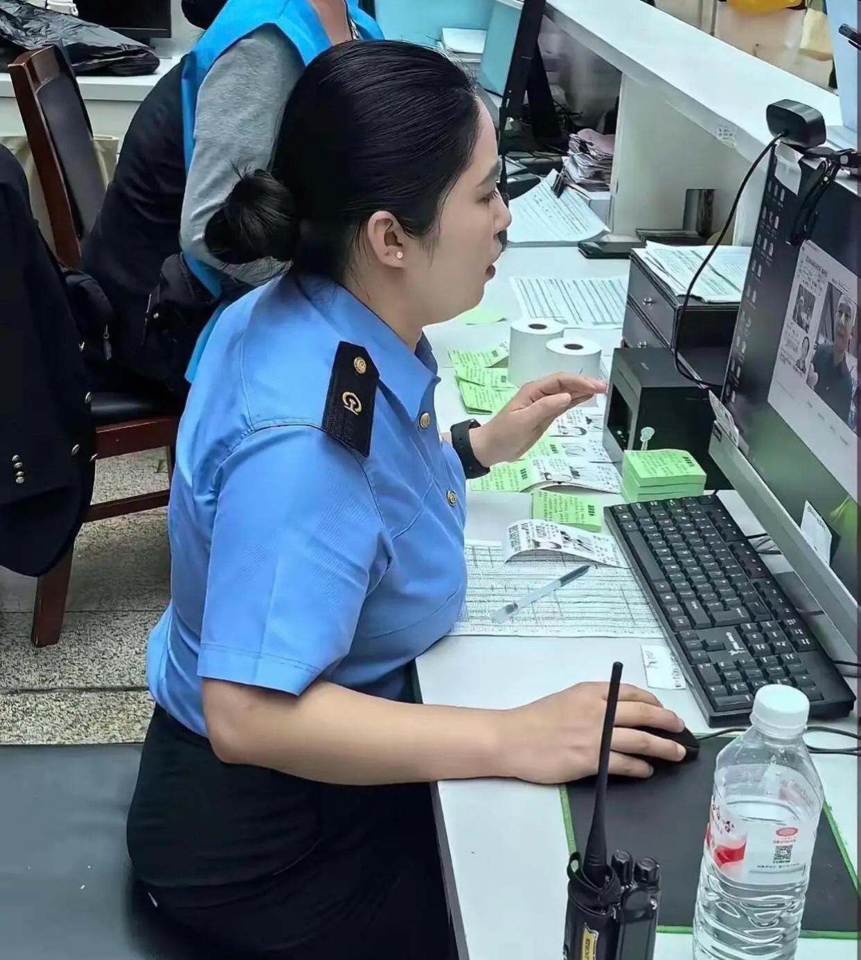 她非常能干
一定会高升