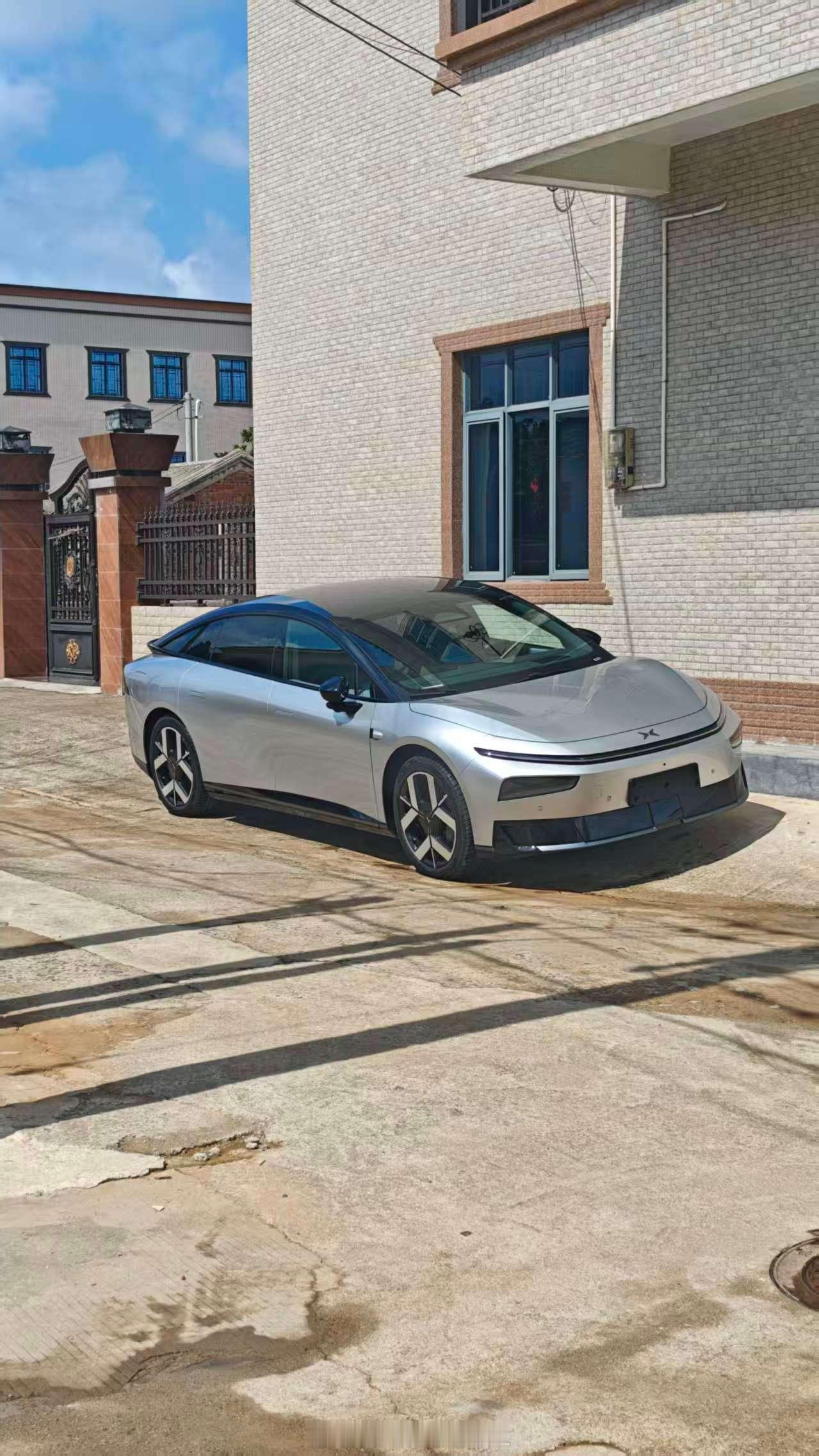 今天特意让刚拿驾照的朋友试了一下小鹏p7+，没想到上手难度如此低，简单教一下，不