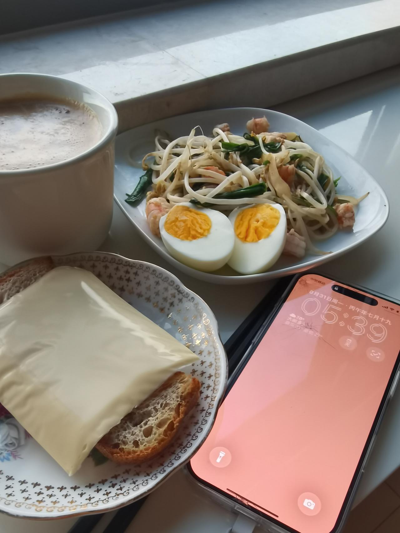 早餐：虾仁炒豆芽韭菜榨菜、水煮蛋、牛奶咖啡，配半片吐司和芝士片。

拿出行李箱开