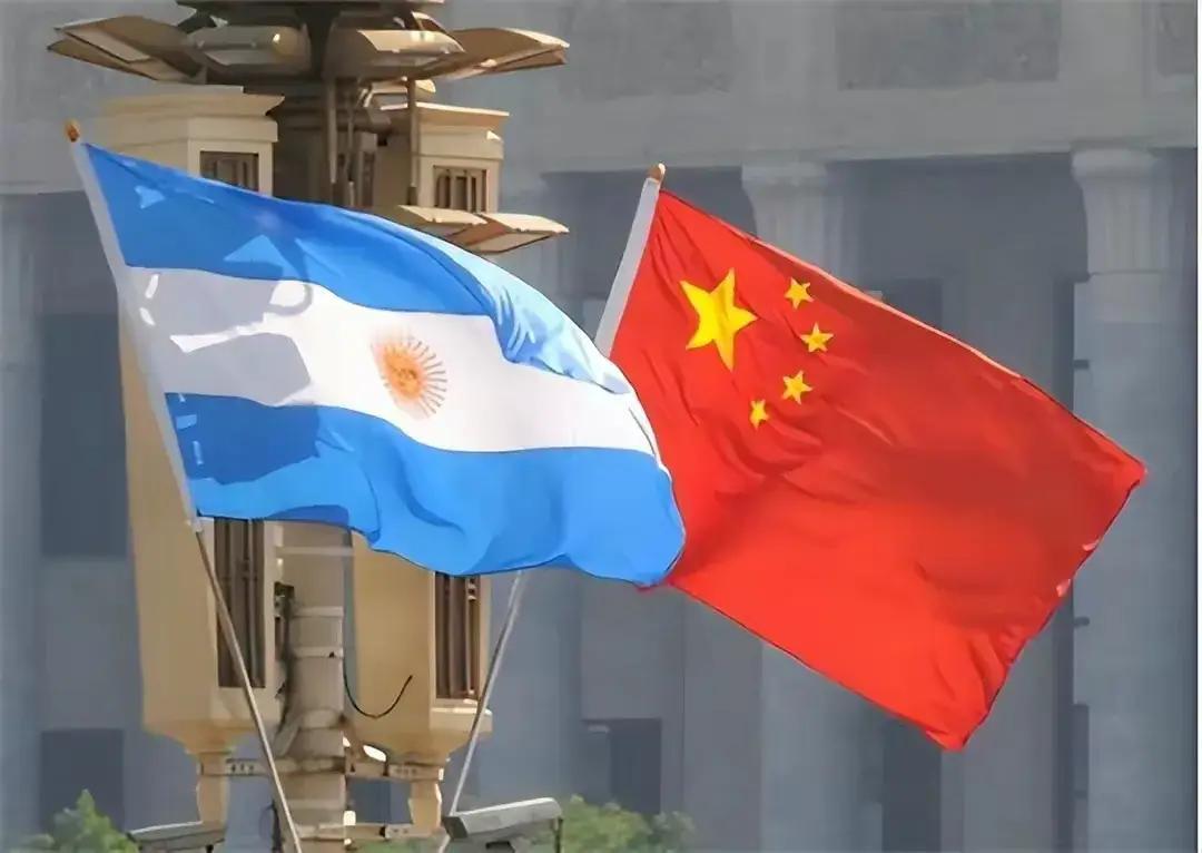 中国突然退回30万吨阿根廷大豆！
 
官方已经放话，这批标着“阿根廷产”的大豆，