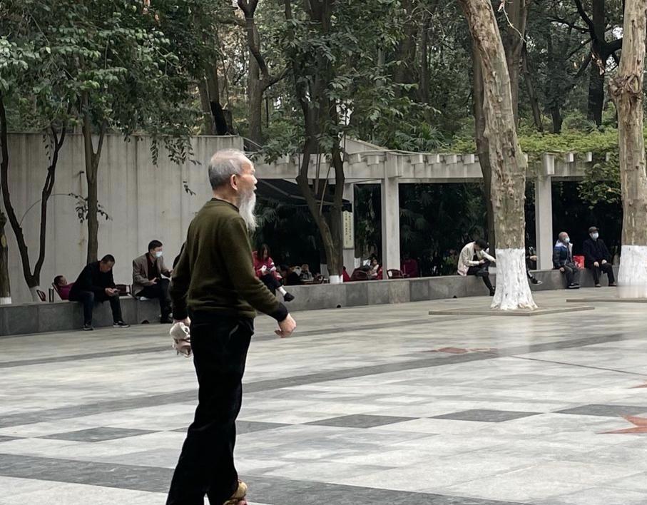 旱冰场的风都跟着燃！
白发大爷一上场，
倒滑、旋转丝毫不输少年，利落炫技帅到炸场