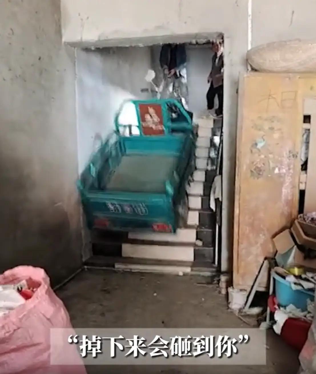 安徽，两名老人想要把三轮车推上楼，但家里并没有电梯，于是想用直接的方法，用人力拉