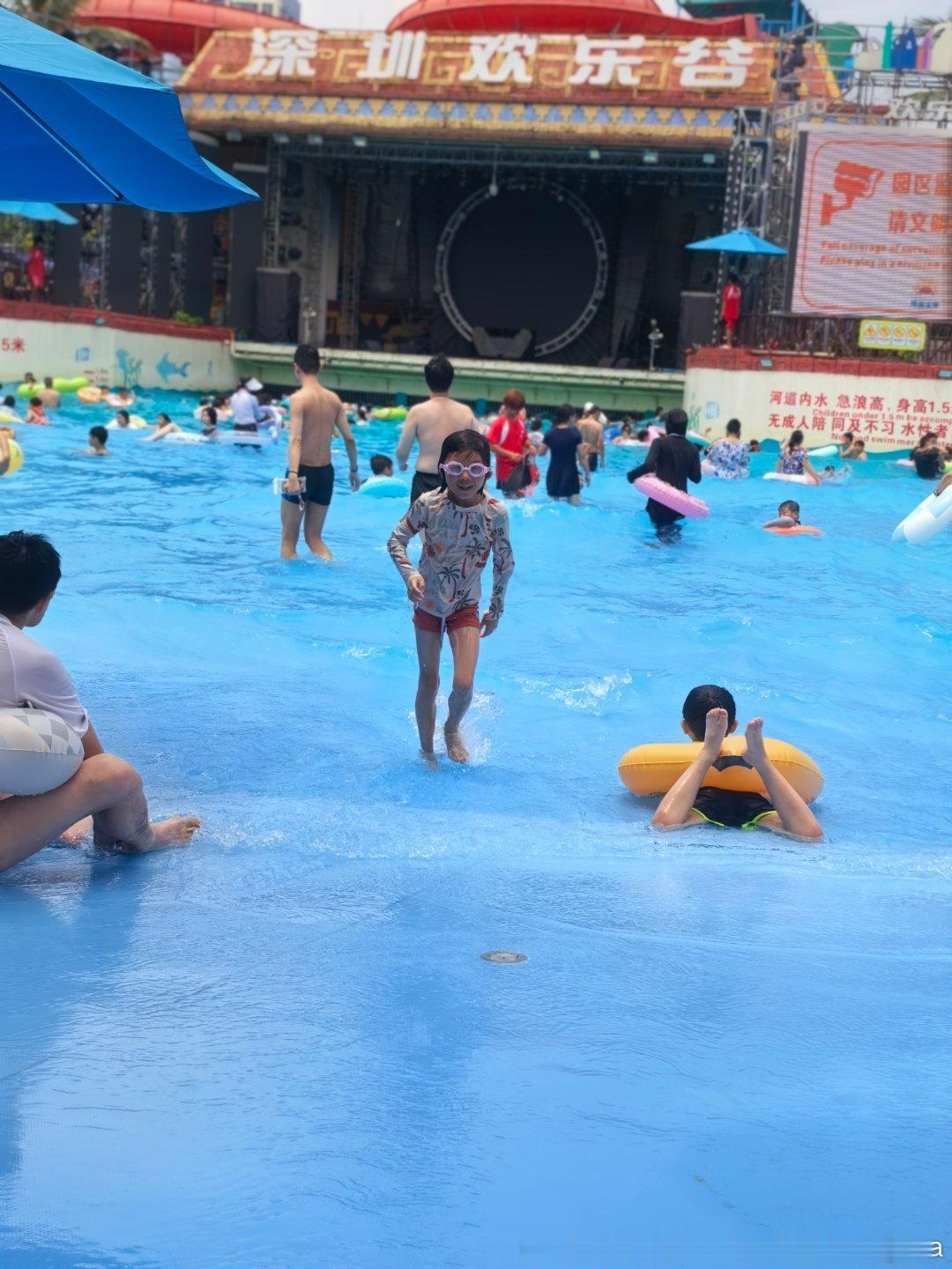 会游泳就是不一样了哈，不要游泳圈就去冲浪后面没力气了就套上游泳圈飘着妮娜一家饭团