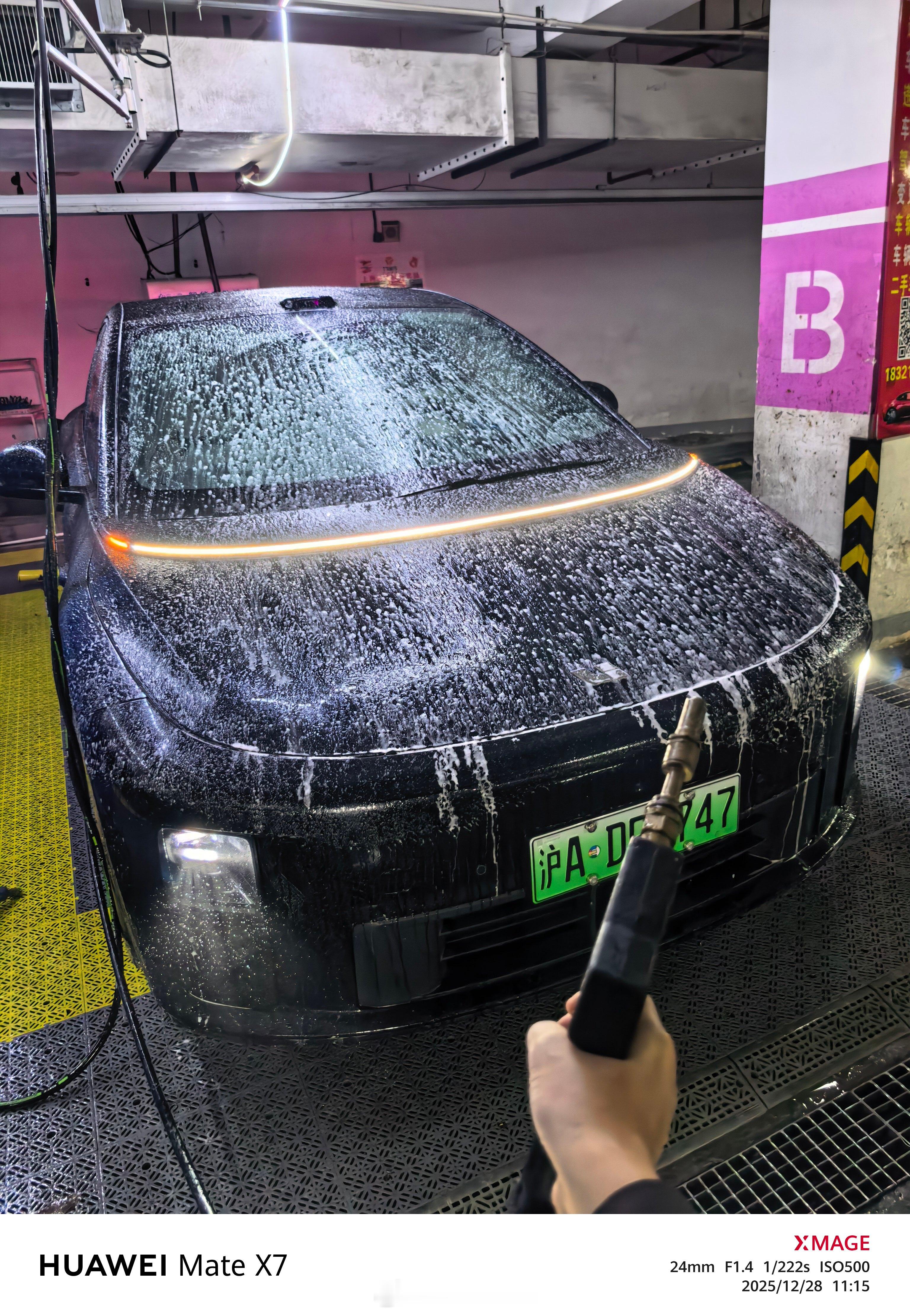 第一次自助洗车，还挺解压的！洗了不到10分钟，才4块钱。比人工洗车快、比人工洗车