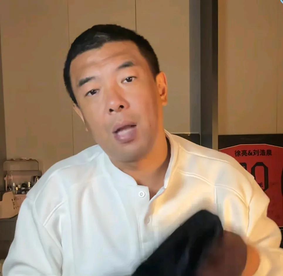 前国脚徐亮透露，北京国安队是中超引援保密工作做得最好的俱乐部。
他在直播时表示，