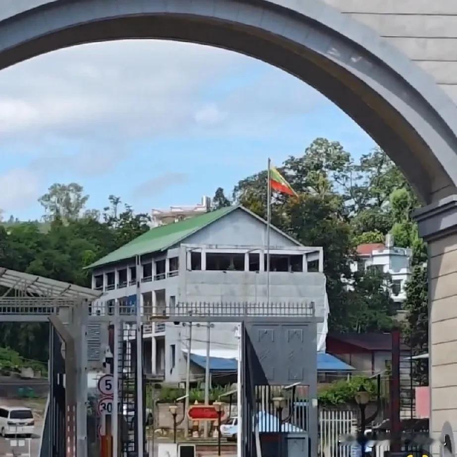 缅军得寸进尺，棒赛换成了缅甸的国旗
      棒赛，缅文名称九谷市。为木姐下辖