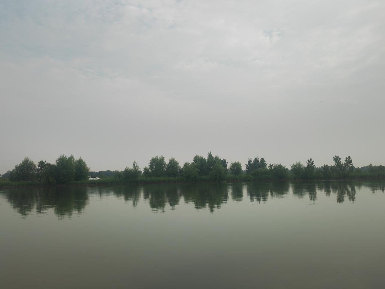 能分享一下你相册里的风景照片吗早晨的滹沱河景色，乌云遮住了太阳，开阔的河面静谧安