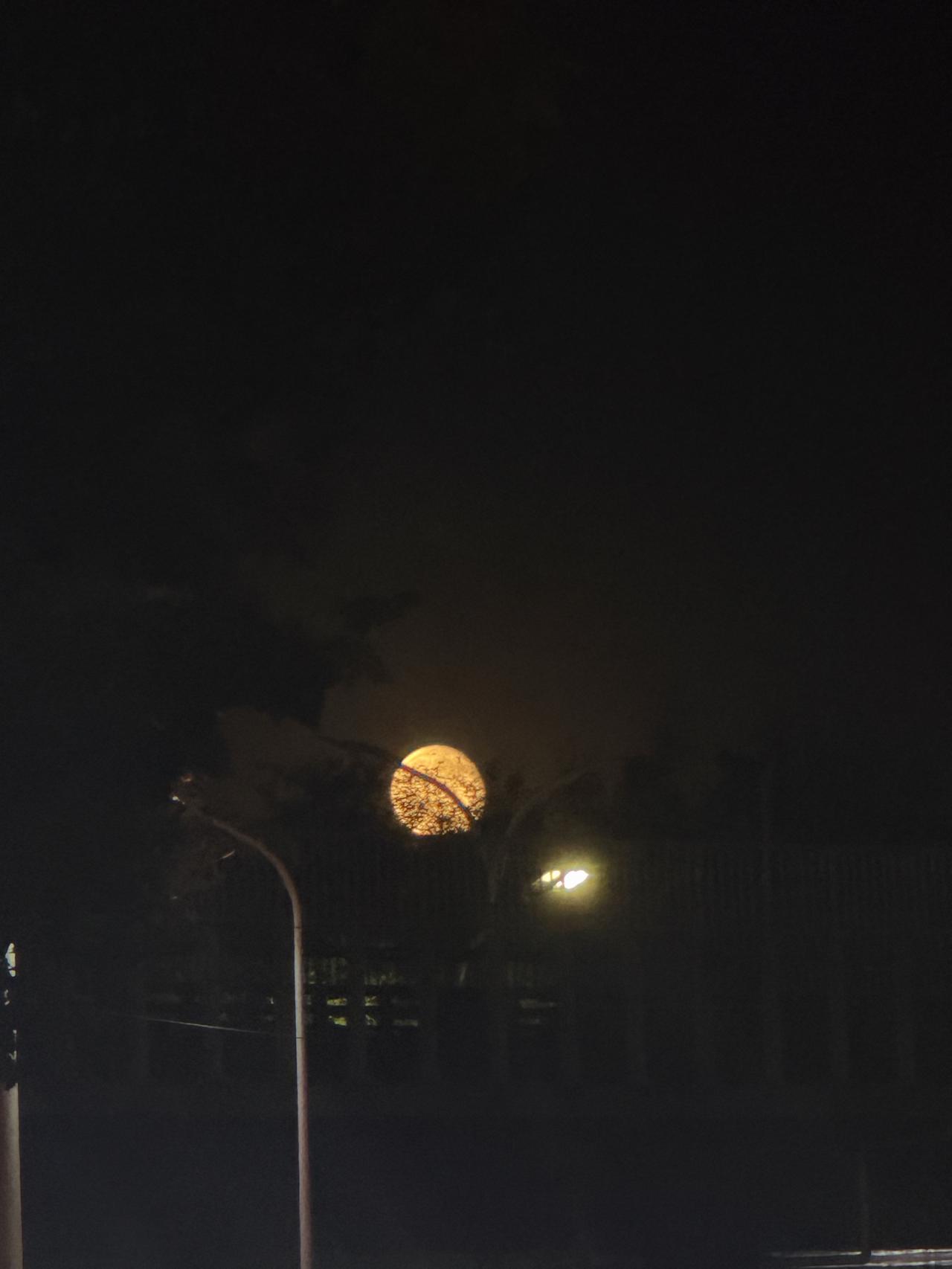 抬眼望北京夜空，见证十五月亮十七圆的天象。一轮满月皎皎生辉，晚风拂过城市，迟来的