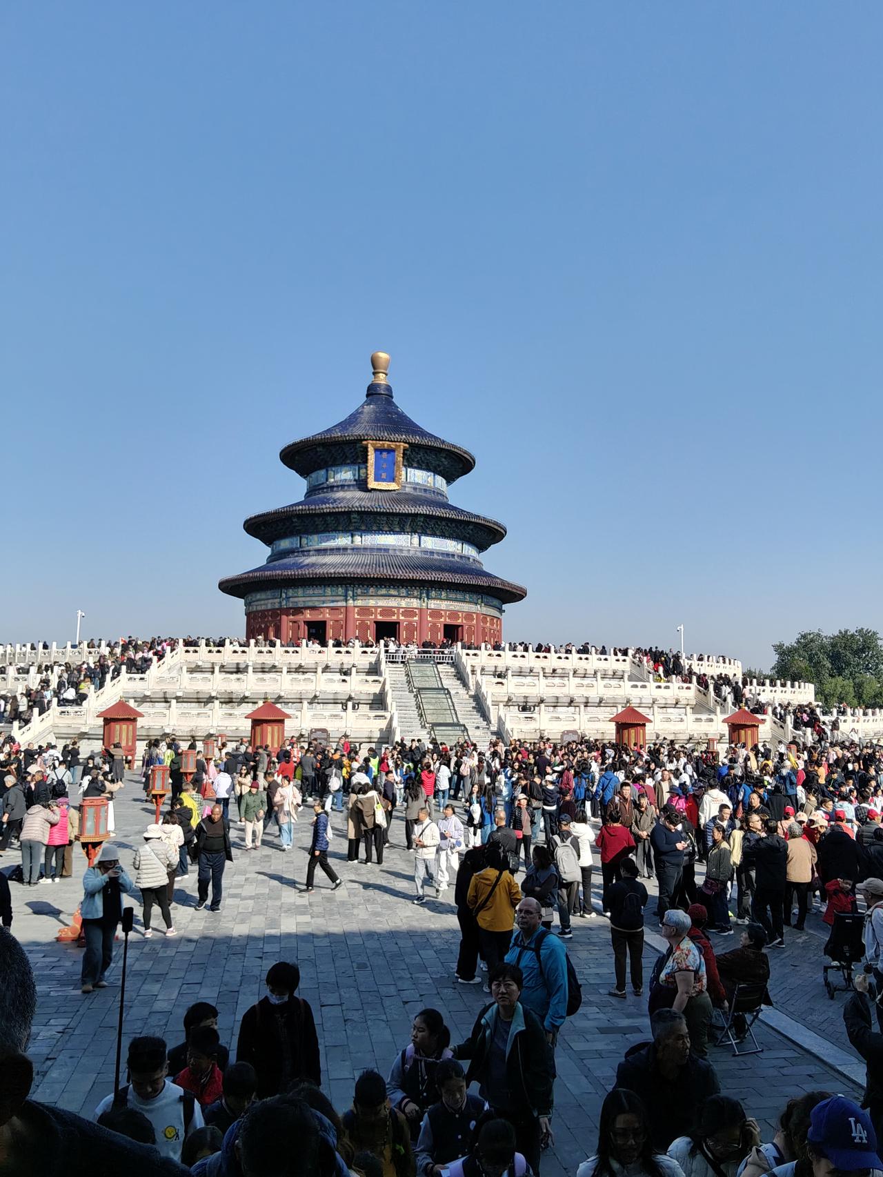 游天坛
今天，我和堂弟妹陪着堂妹同游天坛。堂妹这次回京，回忆起儿时在天坛玩耍的美