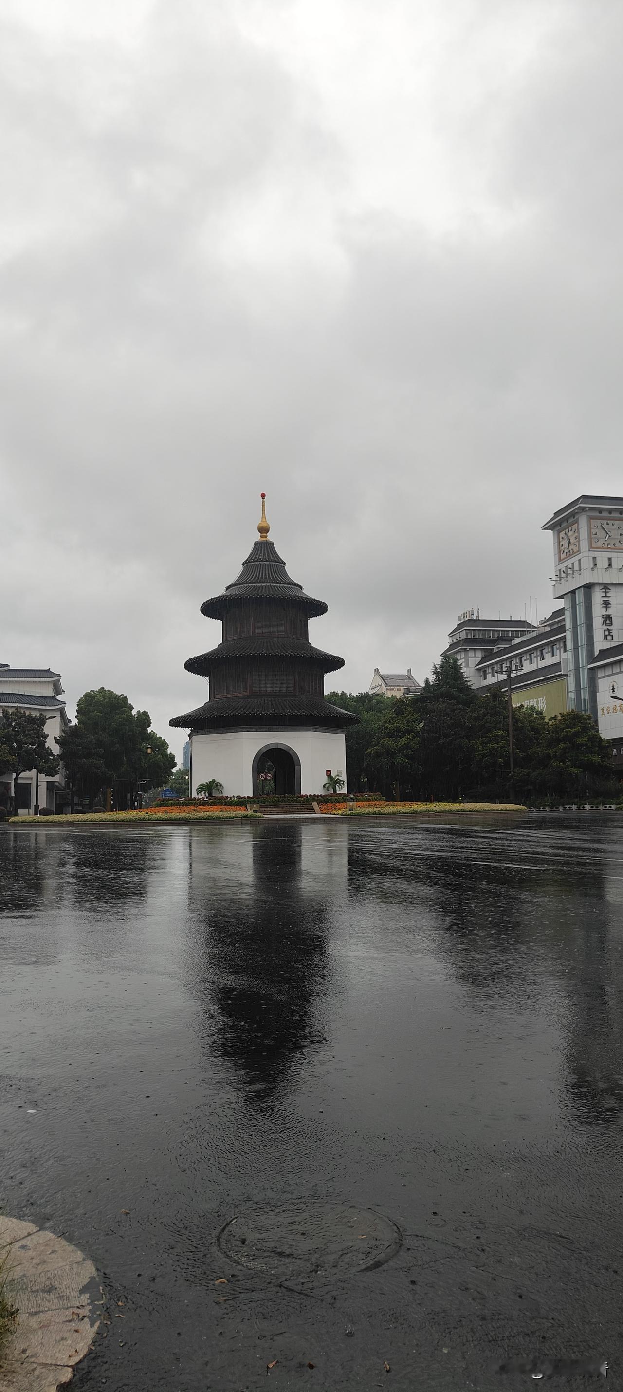不少扬州本地人都调侃咱好地方扬州是难得的风水宝地！因为目前台风“巴威”一路西进北