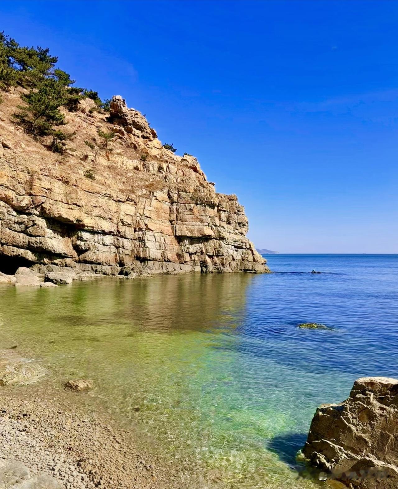 自从退休以后，越加喜欢上用一部相机拍大连的海。

你看这抹晴蓝，清透泛光又不张扬