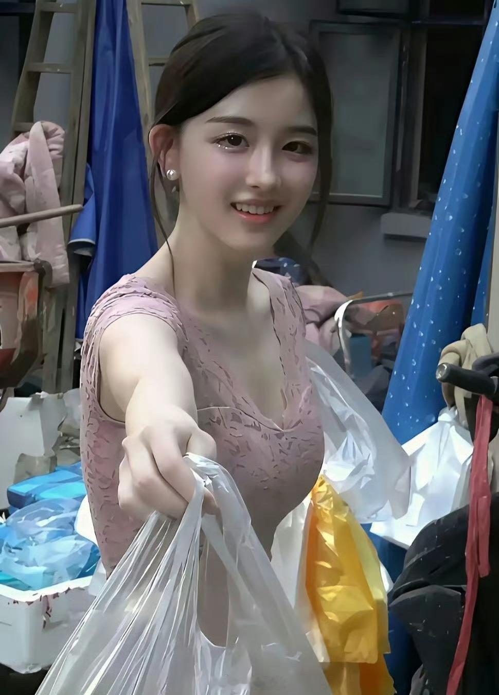 万万没想到，这么漂亮的女孩竟然在这里卖菜 