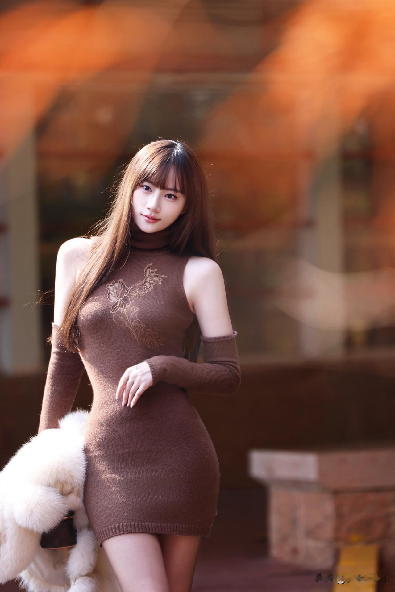 秋日暖阳下，优雅棕裙与毛绒外套的完美搭配，尽显温柔与时尚。