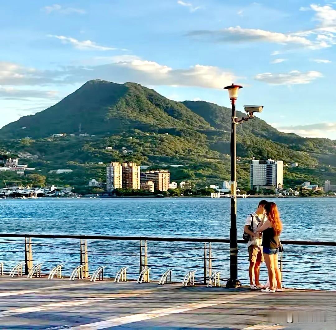 台湾网友“淡水河边”说，“我期待，台湾和大陆统一以后，能恢复到几百年前的邻里关系