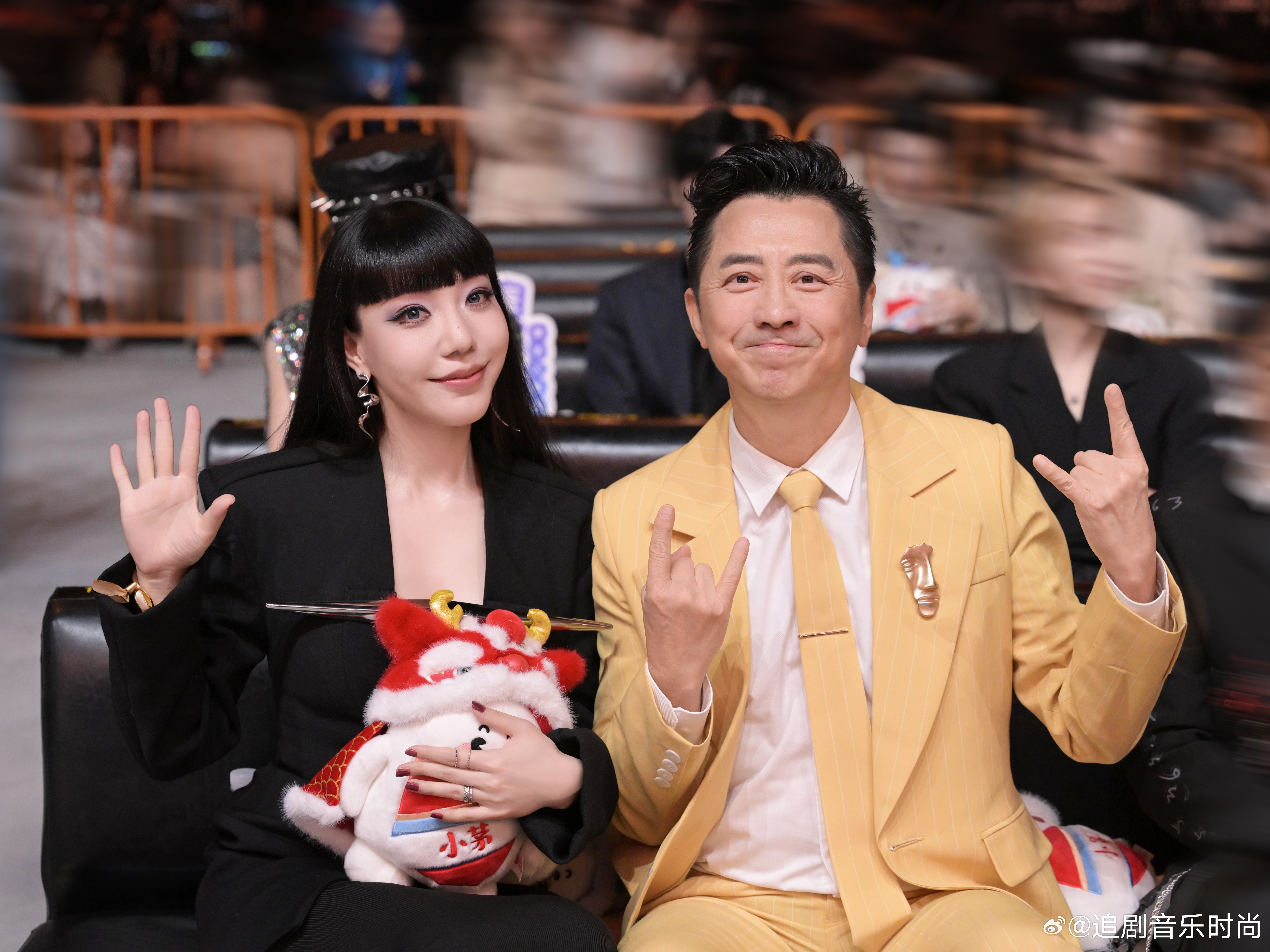 黄英庾澄庆花式应援王蓉吴莫愁吴莫愁参加《打歌2026》庾澄庆惊喜录VCR应援，师