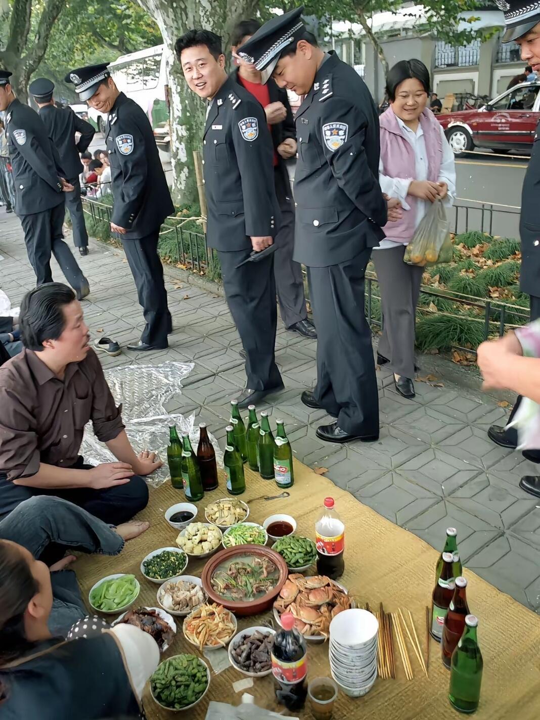 一张2001年西湖边“烟火晚会” ，西湖边湖滨自带“宴席”，等待一年一次的西湖烟