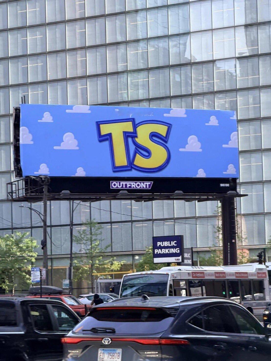人气动画电影『Toy Story 5 / 玩具总动员5』带有「TS」字样宣传广告