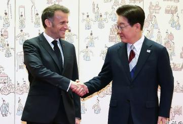 终于知道为什么马克龙没时间挤出时间也要访问韩国，原来是冲着我们跟美国来的。
 