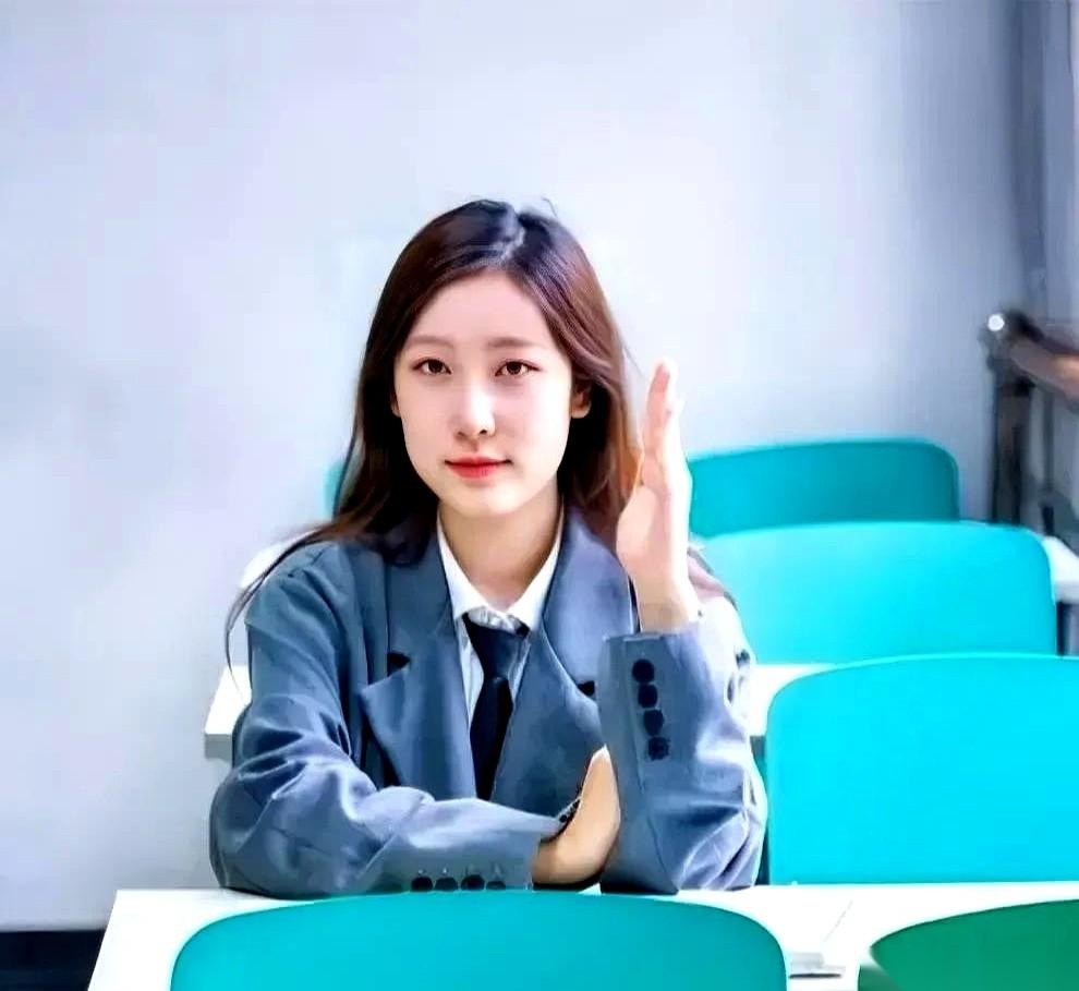 一块石头，被劈成两半。
一半垫在寺庙门口，成了台阶，每天被人踩着进进出出，鞋底的