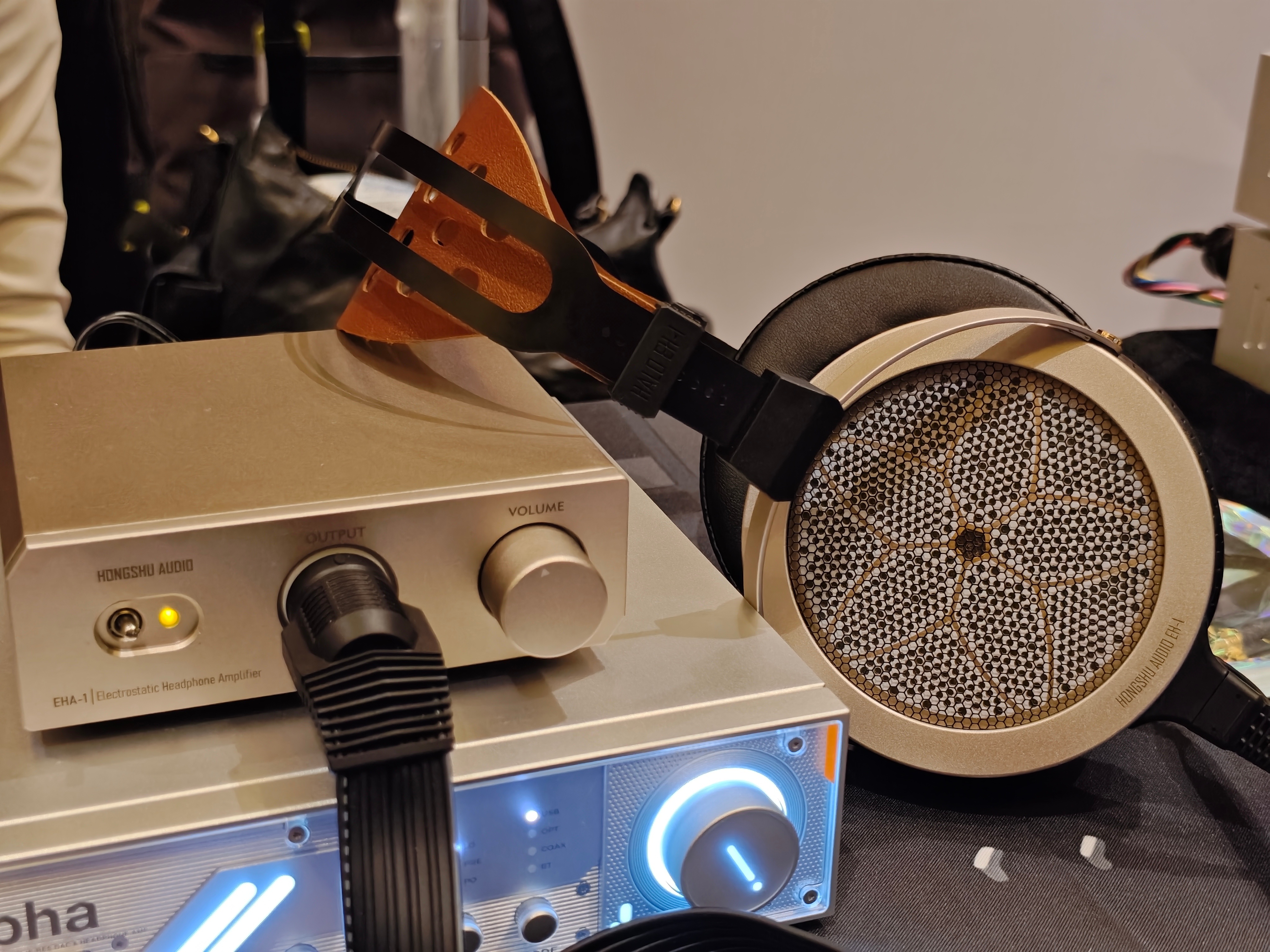 戈声展台听了两个新品，Binary的EP321，售价1.8k左右，声音干净，有点